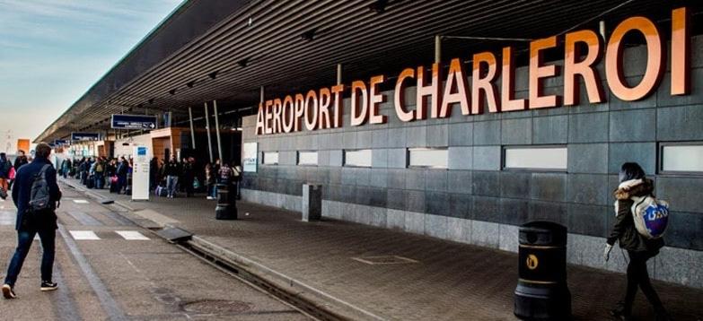Een bord met de tekst 'Charleroi Airport'.